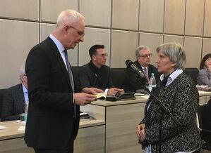 Rosi Wessel wird von Oberbürgermeister Wolfram Leibe vereidigt